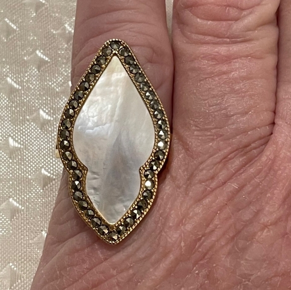 Vintage Style Mother of Pearl with Marcasites Ring 18k/925 Size 7! - Picture 3 of 14